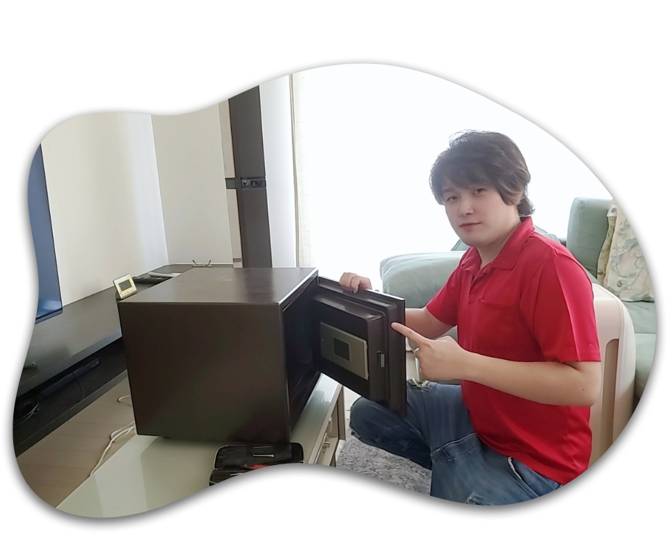 家庭用耐火金庫の扉を開け、開錠後の状態を確認している作業スタッフの様子。金庫の開錠サービスをイメージした画像。